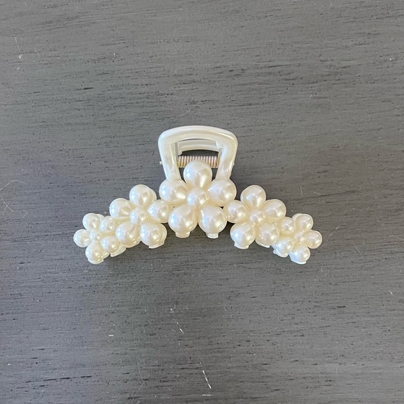 High Heels on the High Road Accessories - Off-White Cream Floral Flower Daisy Pearl Bead Spring 4" Lobster Claw Hair Clip